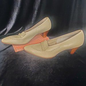 Vintage 1960's The Foot Saver Shoe Shortback Last Pumps Taupe Size 6B Never worn